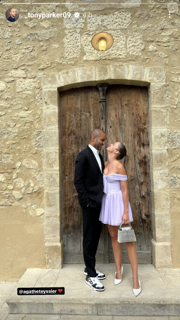 Le jeune couple ne s'est pas quitté du weekend, malgré un programme chargé ! 
Tony Parker et Agathe Teyssier lors du mariage d'une proche du basketteur, ce samedi 22 juin 2024