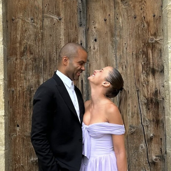 Le jeune couple ne s'est pas quitté du weekend, malgré un programme chargé ! 
Tony Parker et Agathe Teyssier lors du mariage d'une proche du basketteur, ce samedi 22 juin 2024