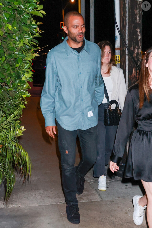 Tony Parker avait officialisé cette nouvelle relation ce samedi 20 avril 2024, deux mois après avoir annoncé sa séparation d'avec la tenniswoman Alizé Lim.
Tony Parker se rendant à un diner à Santa Monica