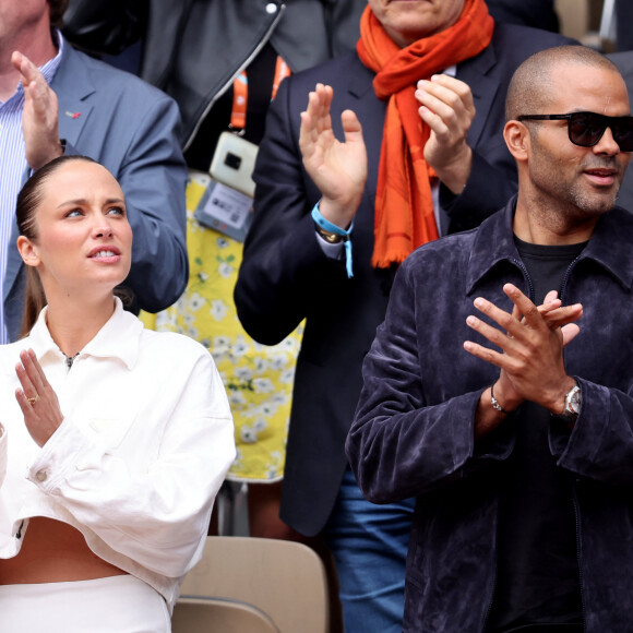 Tony Parker et sa compagne Agathe Teyssier dans les tribunes des Internationaux de France de tennis de Roland Garros 2024 à Paris, France, le 2 juin 2024