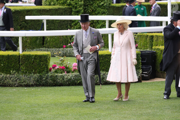 Le roi Charles III d'Angleterre et la reine Consort , Camilla Parker Bowles lors des courses hippiques Royal Ascot le 22 juin 2024