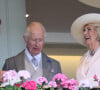 D'autres célébrités étaient présentes pour ce rendez-vous exceptionnel, notamment le roi Charles III et la reine Camilla,
Le roi Charles III et la reine Camilla lors du cinquième jour du Royal Ascot 2024 en Angleterre, le 22 juin 2024