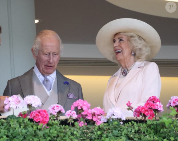 D'autres célébrités étaient présentes pour ce rendez-vous exceptionnel, notamment le roi Charles III et la reine Camilla,
Le roi Charles III et la reine Camilla lors du cinquième jour du Royal Ascot 2024 en Angleterre, le 22 juin 2024 