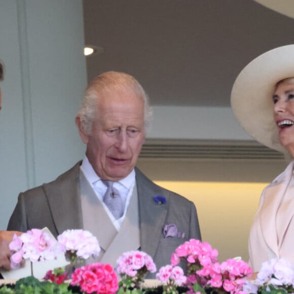 D'autres célébrités étaient présentes pour ce rendez-vous exceptionnel, notamment le roi Charles III et la reine Camilla,
Le roi Charles III et la reine Camilla lors du cinquième jour du Royal Ascot 2024 en Angleterre, le 22 juin 2024 