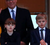 Jacques et Gabriella de Monaco ont fait le show sur le balcon de Monaco.
Le prince Albert II de Monaco et ses enfants Jacques et Gabriella assistent à la fête de la Saint-Jean sur la place du palais princier à Monaco. 