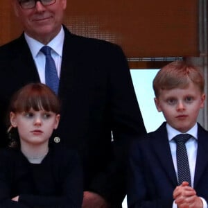 Jacques et Gabriella de Monaco ont fait le show sur le balcon de Monaco.
Le prince Albert II de Monaco et ses enfants Jacques et Gabriella assistent à la fête de la Saint-Jean sur la place du palais princier à Monaco. 