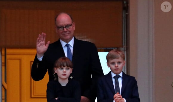 Jacques et Gabriella de Monaco ont fait le show sur le balcon de Monaco.
Le prince Albert II de Monaco et ses enfants Jacques et Gabriella assistent à la fête de la Saint-Jean sur la place du palais princier à Monaco. 