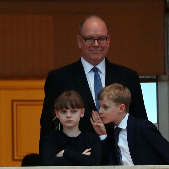 Notamment la fillette, qui semblait bouder son frère ! 
Le prince Albert II de Monaco et ses enfants Jacques et Gabriella assistent à la fête de la Saint-Jean sur la place du palais princier à Monaco le 23 juin 2024. 