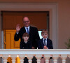 Le visage fermé, elle semblait en colère contre lui ! 
Le prince Albert II de Monaco et ses enfants Jacques et Gabriella assistent à la fête de la Saint-Jean sur la place du palais princier à Monaco le 23 juin 2024.