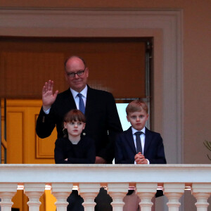 Le visage fermé, elle semblait en colère contre lui ! 
Le prince Albert II de Monaco et ses enfants Jacques et Gabriella assistent à la fête de la Saint-Jean sur la place du palais princier à Monaco le 23 juin 2024.