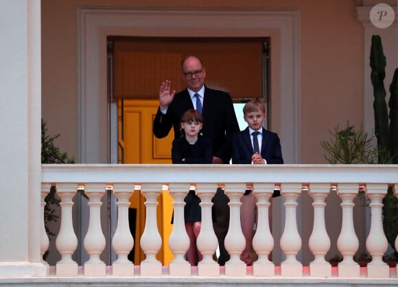 Le visage fermé, elle semblait en colère contre lui ! 
Le prince Albert II de Monaco et ses enfants Jacques et Gabriella assistent à la fête de la Saint-Jean sur la place du palais princier à Monaco le 23 juin 2024.