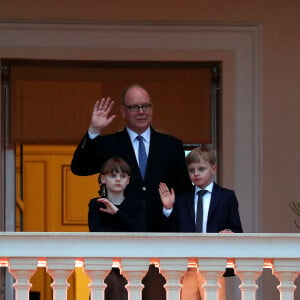 Et ils en ont bien profité ! 
Le prince Albert II de Monaco et ses enfants Jacques et Gabriella assistent à la fête de la Saint-Jean sur la place du palais princier à Monaco le 23 juin 2024. 