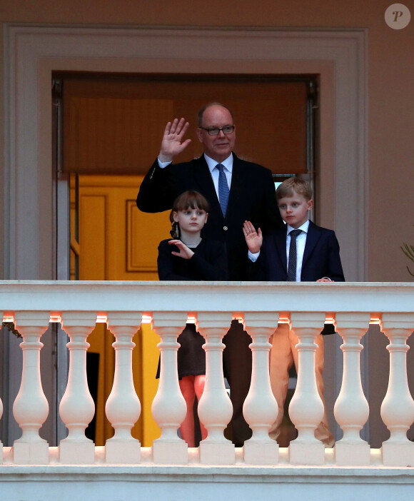 Et ils en ont bien profité ! 
Le prince Albert II de Monaco et ses enfants Jacques et Gabriella assistent à la fête de la Saint-Jean sur la place du palais princier à Monaco le 23 juin 2024. 