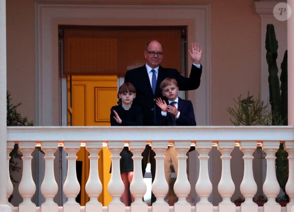 Le prince Albert II de Monaco et ses enfants Jacques et Gabriella assistent à la fête de la Saint-Jean sur la place du palais princier à Monaco le 23 juin 2024. 