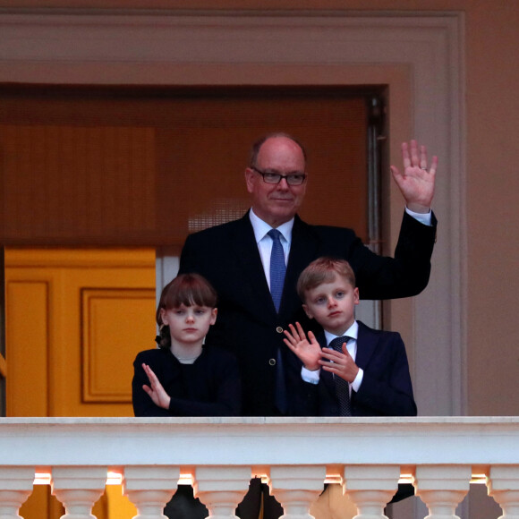 Le prince Albert II de Monaco et ses enfants Jacques et Gabriella assistent à la fête de la Saint-Jean sur la place du palais princier à Monaco le 23 juin 2024. 