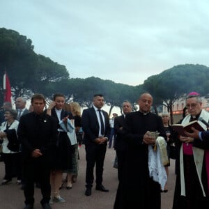 Et le spectacle a été à la hauteur. 
Le prince Albert II de Monaco et ses enfants Jacques et Gabriella assistent à la fête de la Saint-Jean sur la place du palais princier à Monaco le 23 juin 2024. 