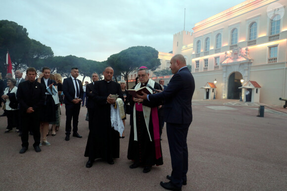 Et le spectacle a été à la hauteur. 
Le prince Albert II de Monaco et ses enfants Jacques et Gabriella assistent à la fête de la Saint-Jean sur la place du palais princier à Monaco le 23 juin 2024. 