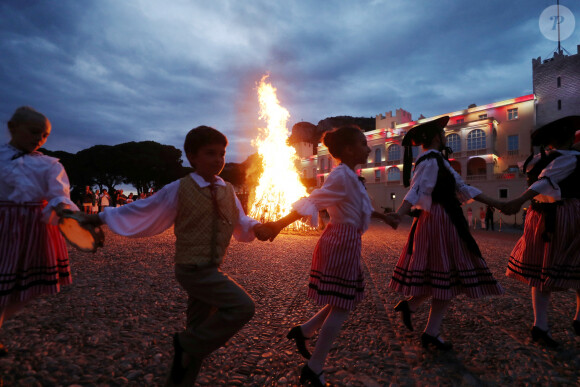 Le prince Albert II de Monaco et ses enfants Jacques et Gabriella assistent à la fête de la Saint-Jean sur la place du palais princier à Monaco le 23 juin 2024. 