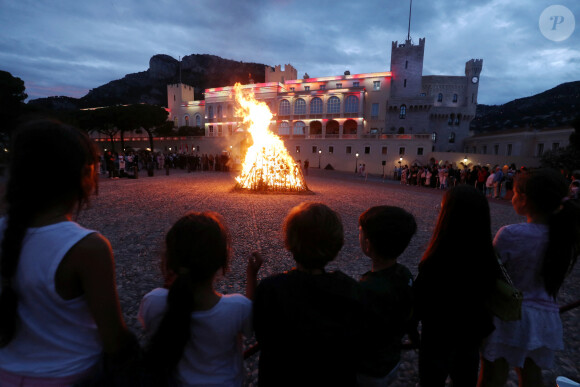 Le prince Albert II de Monaco et ses enfants Jacques et Gabriella assistent à la fête de la Saint-Jean sur la place du palais princier à Monaco le 23 juin 2024. 