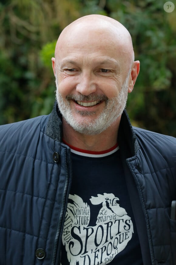 De quoi s'offrir plusieurs maisons, dont une en Normandie, avec piscine
 
Frank Leboeuf - Arrivées à l'enregistrement de l'émission "Vivement Dimanche" qui sera diffusée le 17 avril 2022 au studio Gabriel à Paris, France, le 30 mars 2022. © Christophe Clovis/Bestimage