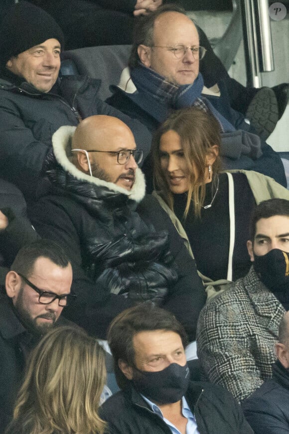 Ils avaient été violamment cambriolés chez eux. 
Patrick Bruel, Vitaa (enceinte de son 3ème enfant) et son mari Hicham Bendaoud - People lors de la huitième de finale aller de la Ligue des champions entre le PSG et le Real Madrid au Parc des Princes à Paris le 15 février 2022. © Cyril Moreau/Bestimage