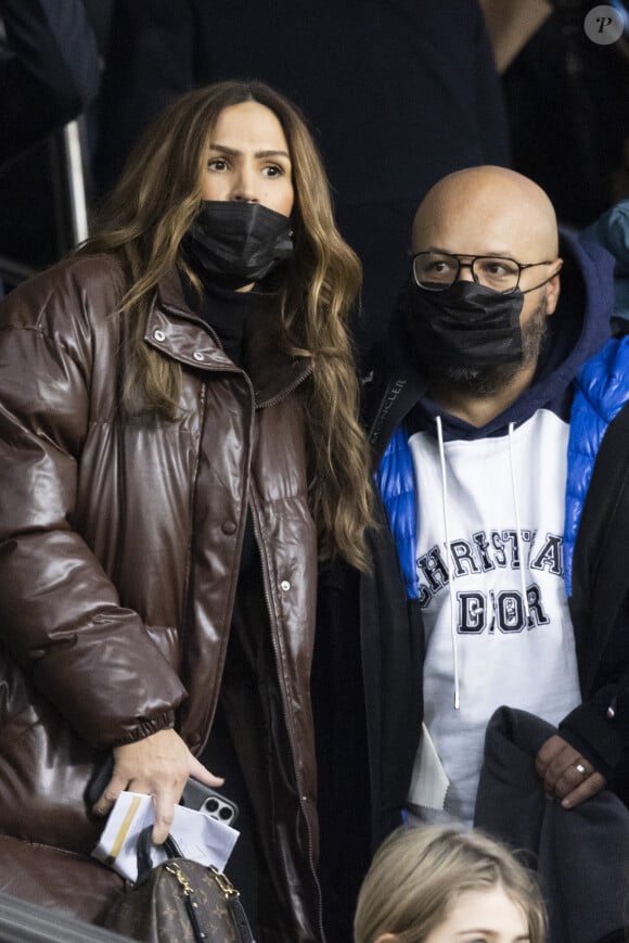 Vitaa et son mari Hicham Bendaoud - People au match de Ligue 1 Uber Eats "PSG contre Monaco (2-0)" au Parc des Princes à Paris le 12 décembre 2021. © Cyril Moreau/Bestimage 