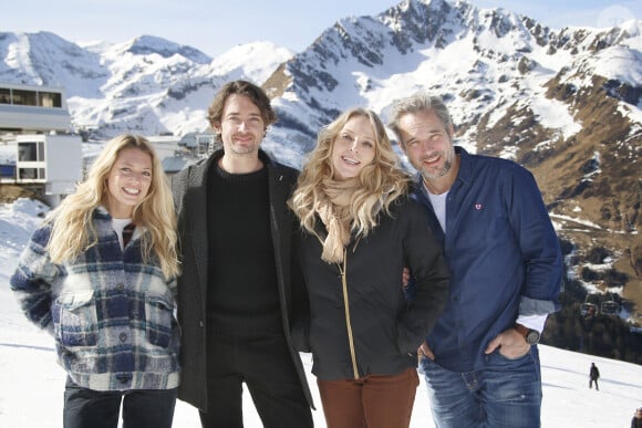 "C'est émouvant de laisser cela derrière soi. Toutes ces équipes avec qui j'ai travaillé et avec qui ça s'est super bien passé", a-t-il confié.
Aurore Delplace, Hubert Benhamdine, Tonya Kinzinger, Fabrice Deville lors du photocall du feuilleton télévisé "Un si grand soleil" lors du 22ème Festival des créations télévisuelles de Luchon, France, le 8 février 2020. © Christophe Aubert/Bestimage