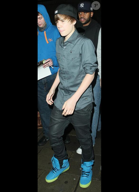 Justin Bieber poursuit la promo de son premier album, My World 2.0, à Londres, vendredi 19 mars.