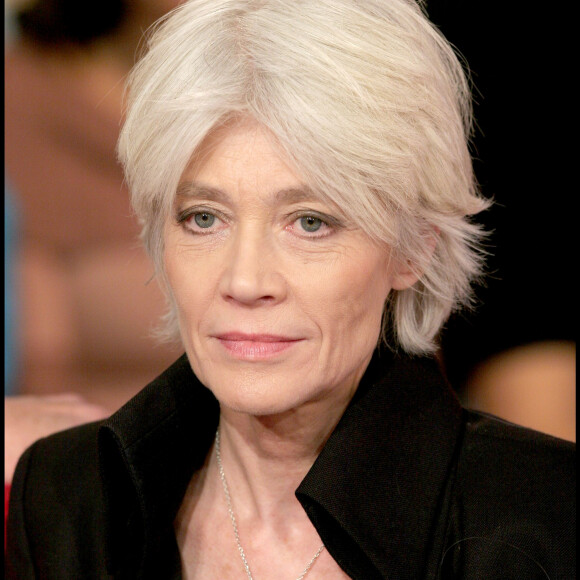 Françoise Hardy sur le plateau de l'emission 'Vivement Dimanche'