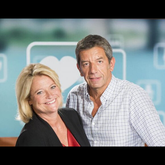 Finalement, et fort heureusement, France Télévisions est revenue sur sa décision d'arrêter l'émission quotidienne de France 5, sans doute suite à un accord trouvé entre les 2 groupes
Marina Carrère d'Encausse et Michel Cymes sur le plateau du "Magazine de la santé"