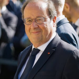 Ce qui a alors donné une petite idée à un célèbre commentateur sportif.
François Hollande est candidat aux élections législatives. L'ancien président de la République sera le candidat du Parti Socialiste et du Nouveau Front Populaire dans la première circonscription de la Corrèze. 