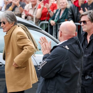 Il a refusé de l'accompagner se recueillir sur sa dépouille. 
Jacques Dutronc et son fils Thomas Dutronc - Arrivées aux obsèques de l'auteure-compositrice-interprète et actrice française Françoise Hardy au crématorium du cimetière du Père-Lachaise à Paris, France, le 20 juin 2024. © Jacovides-Moreau/Bestimage 