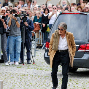 Jacques Dutronc et son fils Thomas Dutronc - Arrivées aux obsèques de l'auteure-compositrice-interprète et actrice française Françoise Hardy au crématorium du cimetière du Père-Lachaise à Paris, France, le 20 juin 2024. © Jacovides-Moreau/Bestimage 