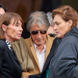 Jacques Dutronc et sa compagne Sylvie Duval - Sortie des obsèques de l'auteure-compositrice-interprète et actrice française Françoise Hardy au crématorium du cimetière du Père-Lachaise à Paris, France, le 20 juin 2024. © Jacovides-Moreau/Bestimage 