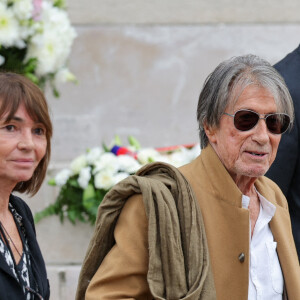 Jacques Dutronc et sa compagne Sylvie Duval - Sortie des obsèques de l'auteure-compositrice-interprète et actrice française Françoise Hardy au crématorium du cimetière du Père-Lachaise à Paris, France, le 20 juin 2024. © Jacovides-Moreau/Bestimage 