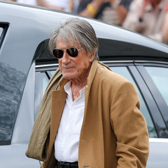 Jacques Dutronc - Arrivées aux obsèques de l'auteure-compositrice-interprète et actrice française Françoise Hardy au crématorium du cimetière du Père-Lachaise à Paris, France, le 20 juin 2024. © Jacovides-Moreau/Bestimage 