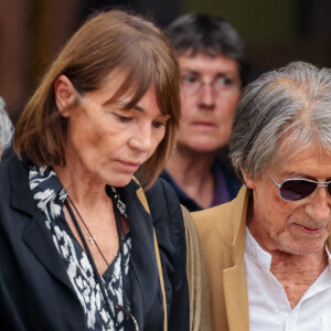 Jacques Dutronc et sa compagne Sylvie Duval - Sortie des obsèques de l'auteure-compositrice-interprète et actrice française Françoise Hardy au crématorium du cimetière du Père-Lachaise à Paris, France, le 20 juin 2024. © Jacovides-Moreau/Bestimage 