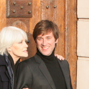 Une maman dont il était très proche. 
Exclusif - Françoise Hardy et son fils Thomas Dutronc se baladent le long des quais de l'Île Saint-Louis à Paris, France, le 2 novembre 2016. Françoise Hardy se dévoile dans "Un cadeau du ciel", son dernier livre aux Éditions des Équateur dans lequel elle revient sur son hospitalisation en mars dernier (15) pour son lymphome, en librairie, le 3 novembre.