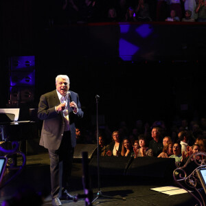 Alors que plusieurs de ses concerts ont été annulés ces derniers jours, ceux prévus au cours de l'été n'auront finalement pas lieu non plus
Exclusif - Enrico Macias Z - Premier concert de Enrico Macias à l'Olympia à Paris le 18 mai 2024. Encore un tour pour Enrico Macias à l'Olympia ! Parce qu'Enrico est un homme méditerranéen ses chansons rassemblent et s'offrent comme un message d'espoir et de tolérance. Par sa voix chaleureuse et sa poésie, il réunit les générations et nous donne en cadeau son sourire légendaire et solaire. 60 ans après le premier Olympia d'Enrico Macias, rendez-vous les 18 & 19 mai 2024 pour deux soirs de fête comme seul Enrico en a le secret ! © Coadic Guirec/Bestimage 