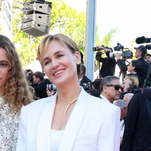 "Je pleure" a réagi l'actrice et réalisatrice sur Instagram
Judith Godrèche et sa fille Tess Barthélemy - Montée des marches du film " Kinds of Kindness " lors du 77ème Festival International du Film de Cannes, au Palais des Festivals à Cannes. Le 17 mai 2024 © Jacovides-Moreau / Bestimage 