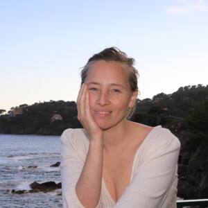 Exclusif - Isild le Besco (présidente du jury) - Les célébrités posent sur la terrasse de l'hôtel "Le Provencal" lors de la 5ème édition du festival de Porquerolles à Giens, le 14 juin 2024. © Chavaroche/Nice-Matin/Bestimage 