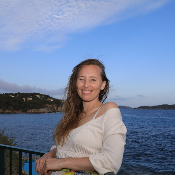 Exclusif - Isild le Besco (présidente du jury) - Les célébrités posent sur la terrasse de l'hôtel "Le Provencal" lors de la 5ème édition du festival de Porquerolles à Giens, le 14 juin 2024. © Chavaroche/Nice-Matin/Bestimage 