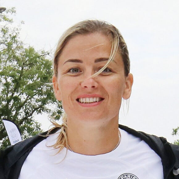 Elle a regardé le match avec sa fille Clara, née il y a un peu plus de 4 mois
 
Laure Boulleau qui présente le nouveau maillot extérieur du PSG pour la saison 2023-2024 - Première édition des "10 km du Paris Saint-Germain" au Parc des Princes à Paris le 2 juillet 2023. La dernière de nombreuses initiatives hors-football du club de la capitale dont il peut, déjà, se targuer de la réussite : au total, ce sont plus de 12 000 participants qui ont pris le départ de ce parcours de 10 kilomètres, maillot noir floqué au nom de la course (" We run Paris ") sur les épaules.