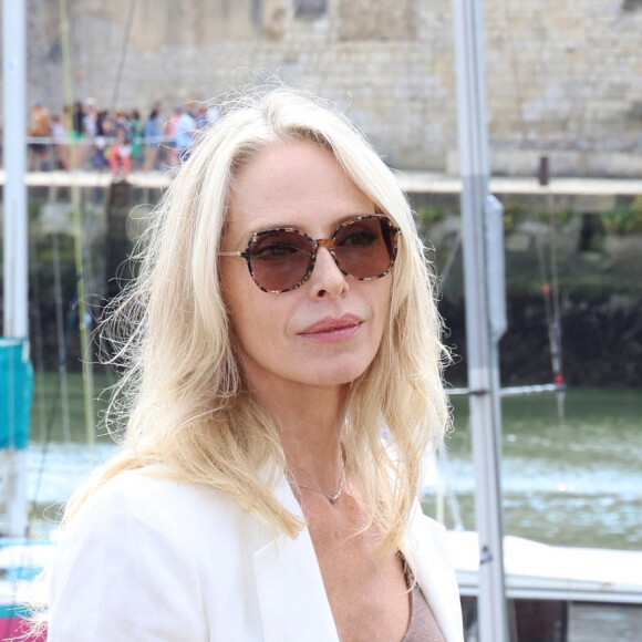 Tonya Kinzinger pour le photocall de "Un si grand soleil" sur le port lors du 25eme anniversaire du Festival de la fiction de la Rochelle le 16 Septembre 2023 © Denis Guignebourg / Bestimage