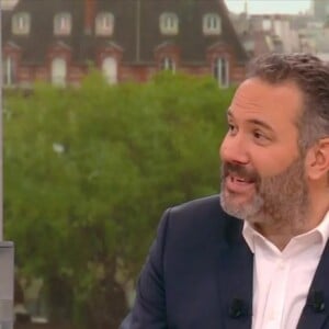 Depuis janvier, Bruce Toussaint se charge de réveiller les téléspectateurs de TF1 dans "Bonjour !"
Bruce Toussaint sur le plateau de "Bonjour !"