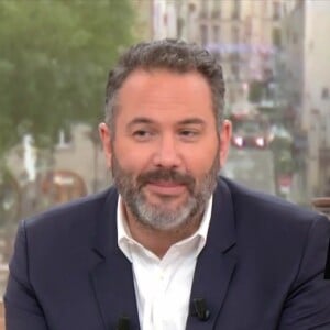 Tout au long de l'émission, Bruce Toussaint a teasé la présence d'un "invité mystère"
Bruce Toussaint sur le plateau de "Bonjour !"