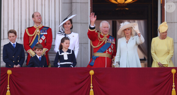 Le prince William n'est d'ailleurs pas contre cette idée et est même prêt à autoriser ses enfants la princesse Charlotte et le prince Louis à ne pas être des membres actifs de la famille royale s'ils le souhaitent et afin d'éviter toute dispute comme celles avec son frère, le prince Harry. 
Le prince William, prince de Galles, Catherine (Kate) Middleton, princesse de Galles, le prince George de Galles, le prince Louis de Galles, la princesse Charlotte de Galles, le roi Charles III d'Angleterre, Camilla Parker Bowles, reine consort d'Angleterre et Sophie Rhys-Jones, duchesse d'Edimbourg - Les membres de la famille royale britannique au balcon du Palais de Buckingham lors de la parade militaire "Trooping the Colour" à Londres, Royaume Uni, le 15 juin 2024. © Ian Vogler/MirrorPix/Bestimage