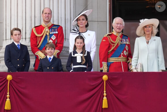 Le prince George, le prince Louis, la princesse Charlotte, le prince William, prince de Galles, Catherine Kate Middleton, princesse de Galles, le roi Charles III d'Angleterre, la reine consort Camilla - Les membres de la famille royale britannique au balcon du Palais de Buckingham lors de la parade militaire "Trooping the Colour" à Londres le 15 juin 2024 © Julien Burton / Bestimage