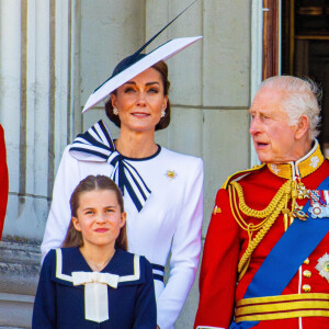 Le prince George, le prince Louis, la princesse Charlotte, le prince William, prince de Galles, Catherine Kate Middleton, princesse de Galles, le roi Charles III d'Angleterre, la reine consort Camilla - Les membres de la famille royale britannique au balcon du Palais de Buckingham lors de la parade militaire "Trooping the Colour" à Londres le 15 juin 2024 © Julien Burton / Bestimage