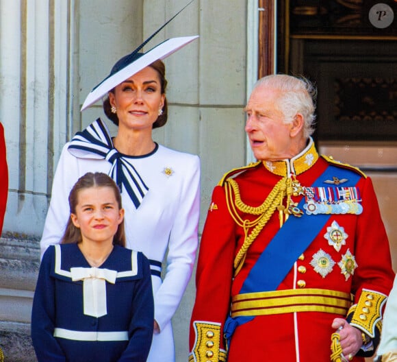 Le prince George, le prince Louis, la princesse Charlotte, le prince William, prince de Galles, Catherine Kate Middleton, princesse de Galles, le roi Charles III d'Angleterre, la reine consort Camilla - Les membres de la famille royale britannique au balcon du Palais de Buckingham lors de la parade militaire "Trooping the Colour" à Londres le 15 juin 2024 © Julien Burton / Bestimage